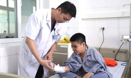 Nghịch dại đấm tay vào kính, bé trai 12 tuổi bị đứt mạch máu, gân cơ và thần kinh