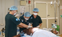 Bác sĩ mũ nồi xanh Việt Nam phẫu thuật cấp cứu cho quân nhân Ghana