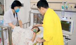 Cấp cứu bé gái 3 tuổi bị cổng sắt kẹp cổ