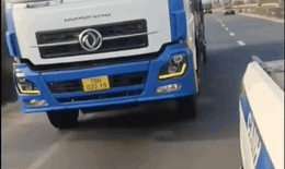Video tài xế xe tải bỏ chạy khi CSGT yêu cầu dừng xe, bị chặn sau nhiều km