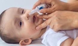 Chuyên gia cảnh báo: Nguy cơ nhiễm khuẩn, trầy xước mắt của thói quen sang chiết nước muối sinh lý tại nhà