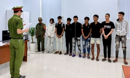 Khởi tố 6 thanh thiếu niên mang hung khí, bom xăng gây rối 