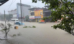 Hàng trăm hộ dân phải sơ tán do ngập lụt, hàng chục ngôi nhà tốc mái do mưa dông