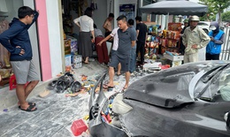 Ô tô tông vào tiệm tạp hóa rồi bốc cháy, người dân dùng gạch phá kính cứu tài xế mắc kẹt