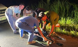 Cảnh sát 113 đưa 2 thanh niên bất tỉnh sau tai nạn giao thông đi cấp cứu trong đêm