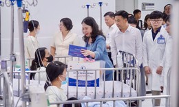 Phó Chủ tịch nước Võ Thị Ánh Xuân thăm, động viên bệnh nhi tại Bệnh viện Nhi đồng 1