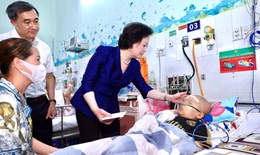 Phó Thủ tướng Phạm Thị Thanh Trà xúc động khi đến thăm các bệnh nhi tại giường bệnh