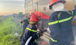 Cháy xe khách giường nằm trên cao tốc, 33 hành khách thoát nạn