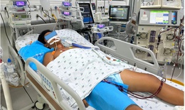 Đá bóng dưới trời nắng, bé trai sốc nhiệt biến chứng huỷ cơ, suy đa cơ quan