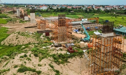 Cầu Hồng Hà vượt sông Hồng dần lộ diện