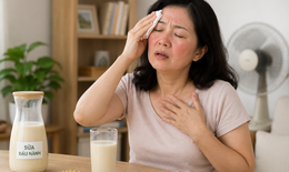 Phụ nữ tiền mãn kinh bị bốc hỏa, uống sữa đậu nành có giúp cải thiện?