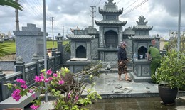 Gã đàn ông mắc bệnh tâm thần đập phá nhiều ngôi mộ ở nghĩa trang