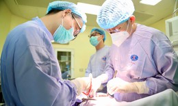 Bỏ lỡ 'thời điểm vàng', bệnh nhân 74 tuổi mang khối u phổi khổng lồ suýt nguy kịch