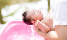 Những lưu ý quan trọng khi tắm cho trẻ nhỏ cha mẹ cần biết