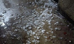 Nhiều địa phương thiệt hại nặng do dông lốc, mưa đá chiều qua
