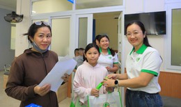 Vùng 4 Hải quân khám bệnh, cấp thuốc và tặng quà cho 800 con em cán bộ, chiến sĩ
