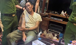 Bắt đối tượng tàng trữ ma túy, phát hiện nhiều súng và vũ khí