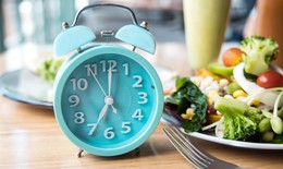 Nhịn ăn gián đoạn có phù hợp với phụ nữ tiền mãn kinh?