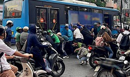 Nguyên nhân vụ tai nạn khiến một phụ nữ mắc kẹt dưới gầm xe buýt ở Hà Nội