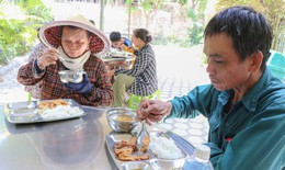 Giá thực phẩm tăng, quán cơm 2.000 đồng vẫn 'giữ lửa' vì người nghèo