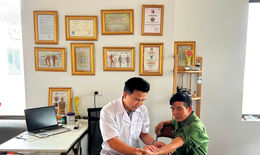 Y sĩ với tâm huyết 'giữ lửa' y học cổ truyền