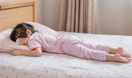Mẹ sốc khi phát hiện con gái 5 tuổi thích 'nghịch' vùng kín: Chuyên gia tâm lý nói gì?