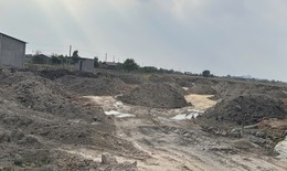 Điều tra vụ khai thác đất mặt ruộng trái phép với quy mô lớn