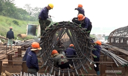 Cận cảnh công trường cầu Vân Phúc chạy đua trước mùa lũ sông Hồng