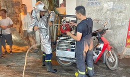Xe máy chữa cháy luồn ngõ hẹp, kịp dập lửa nhà dân ở Hà Nội