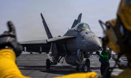 Tiêm kích F/A-18 Super Hornet Mỹ vô hiệu hóa tàu Iran vượt phong tỏa