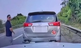 Không được nhường đường, nam tài xế chặn đầu xe ô tô giữa cao tốc 