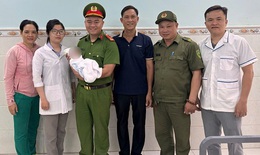 Xót xa bé trai sơ sinh bị bỏ lại ven đường trong túi nilon màu đỏ