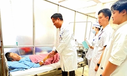 Người đàn ông suýt mất chân vì máy cắt rạ, làm gì để giữ cơ hội phục hồi chi thể?