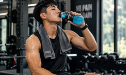 Tập luyện ngày hè: Khi nào nên dùng đồ uống thể thao thay vì nước lọc?