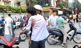 Người cha 18 năm làm đôi chân cho con, người bà 80 tuổi và những người thân thấp thỏm chờ sĩ tử thi tốt nghiệp THPT