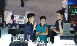 Du khách hào hứng trải nghiệm công nghệ số của ngành công an tại TP Hồ Chí Minh