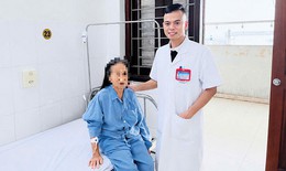 Uống thuốc nam hơn 10 năm, cụ bà mang khối sỏi thận khổng lồ như ‘củ gừng’