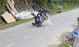 Thót tim khoảnh khắc đá lở từ vách núi rơi trúng người đang đi xe máy 