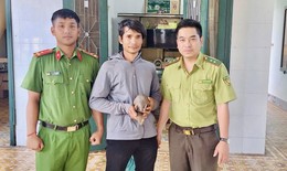 Người đàn ông bàn giao con vật quý hiếm có nguy cơ tuyệt chủng