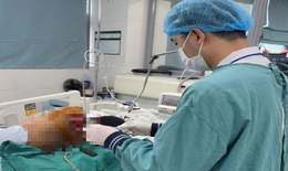 Sau 3 tháng nằm ICU do biến chứng sản khoa, người mẹ trẻ bật khóc khi được ôm con trong tay