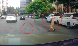 Người phụ nữ lao thẳng vào đầu ô tô chỉ để nhặt quả xoài rụng