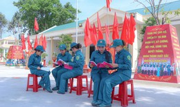 Những 'bóng hồng sao vuông' giỏi thao trường, đảm việc bếp núc