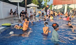 Chen chân đi bơi giải nhiệt: Dịch vụ quanh bể bơi 'hốt bạc'