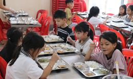 Đừng để mọi đứa trẻ ăn chung một khay cơm bán trú