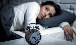 Vì sao phụ nữ tiền mãn kinh dễ bị mất ngủ? Làm gì để cải thiện tình trạng này?