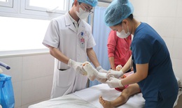 Cột tường đổ, kính vỡ... và những ca tai nạn rùng mình của trẻ nhỏ trong mùa hè