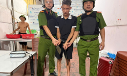 Mâu thuẫn tại quán cơm, nam thanh niên 18 tuổi lấy 2 con dao đe dọa người khác