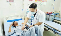 2 giờ ‘vô hiệu hóa’ đầu vòi xịt vệ sinh cắm sâu trong trực tràng nam bệnh nhân 