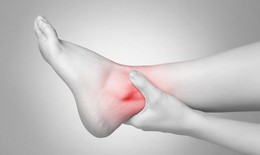 Trẻ thường xuyên đau nhức khớp vào buổi sáng, cảnh báo sớm viêm khớp tự phát