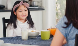 Cho trẻ nhỏ uống chung trà, cà phê: Thói quen nuông chiều tai hại